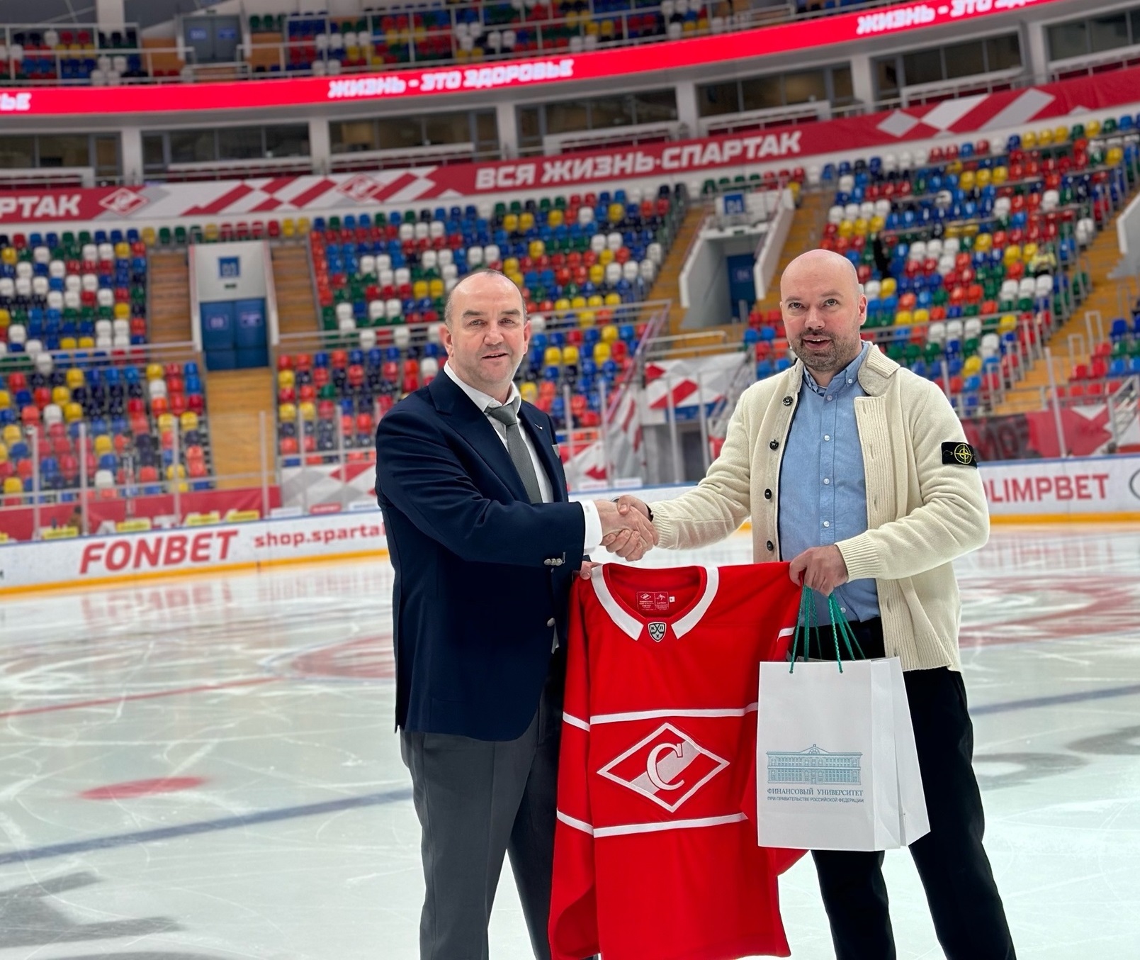 Финансовый Университет при Правительстве РФ и Хоккейный Клуб «Спартак» заключили соглашение о долгосрочном сотрудничестве для развития спортивных и образовательных инициатив.