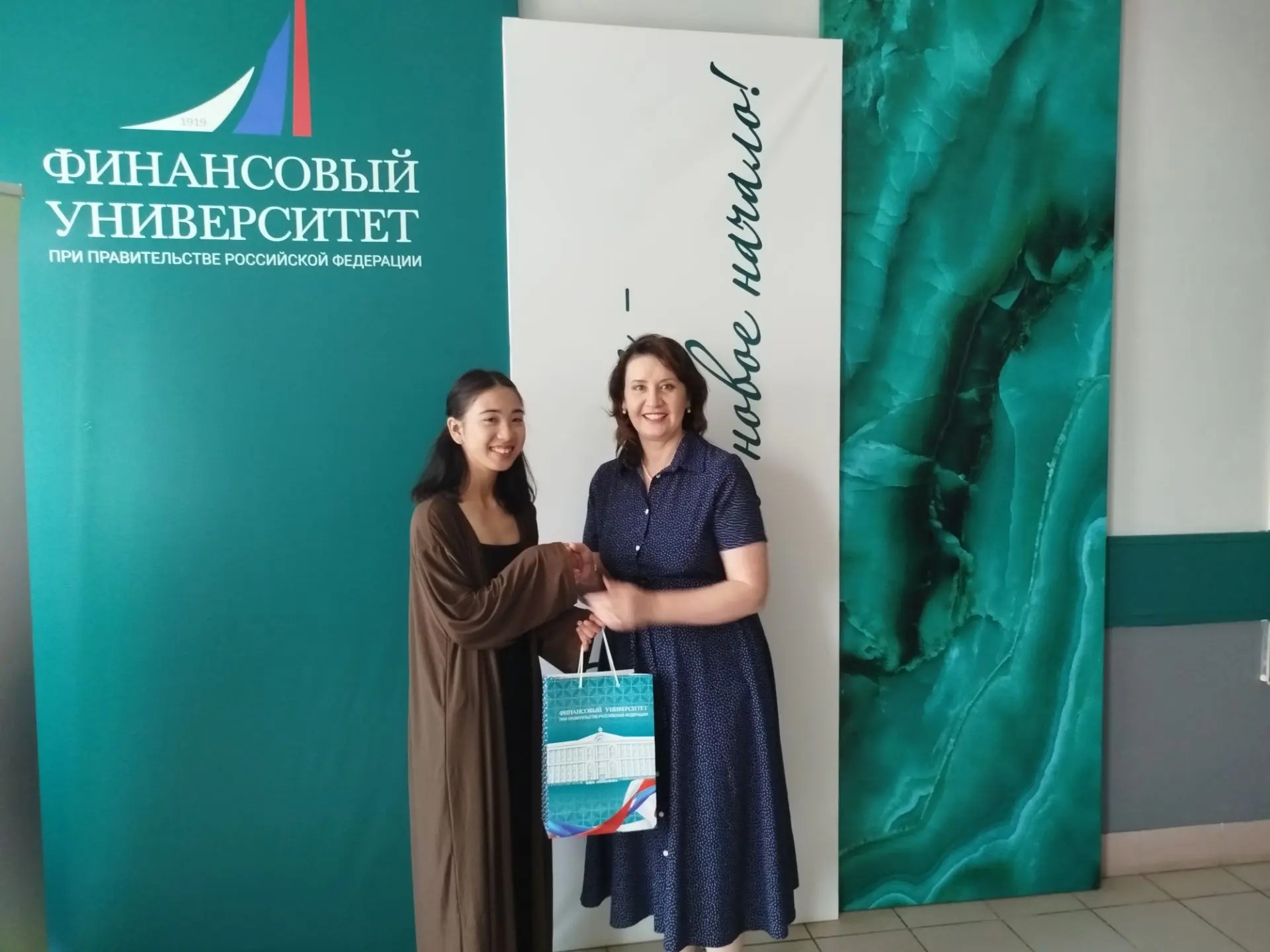 В Финуниверситете на Алтае встретили первую абитуриентку колледжа-2026