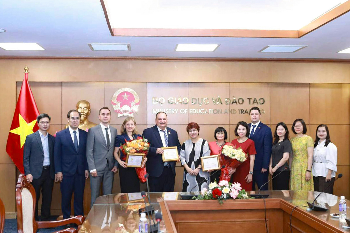 Станислав Прокофьев награжден памятной медалью за вклад в развитие российско-вьетнамского образовательного сотрудничества